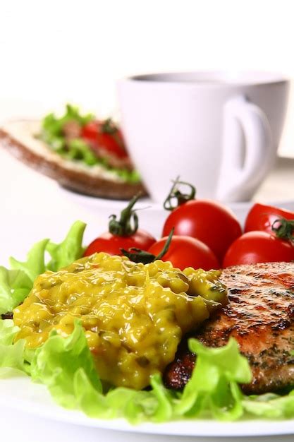 Free Photo | Meal garnish with filet and vegetables and coffee