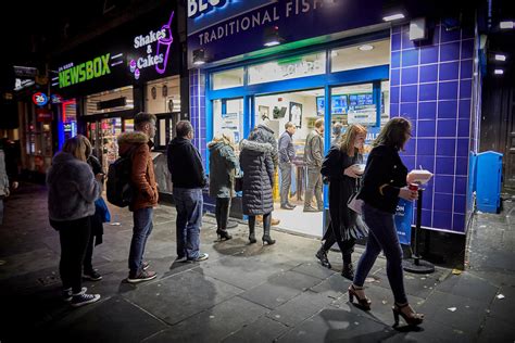 Mark Waugh Photographer | People queuing for food