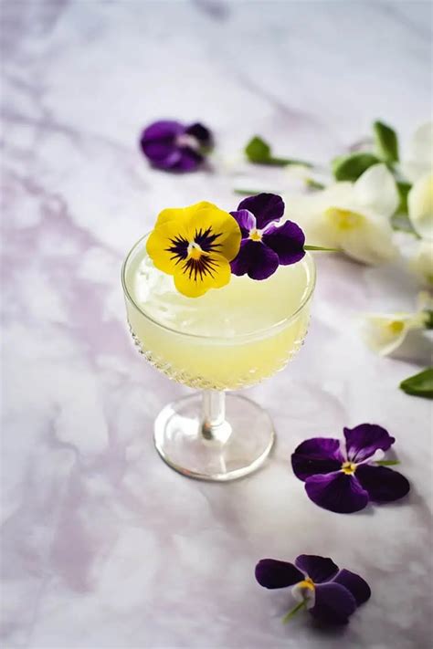 7 Gorgeous Edible Flower Garnishes for Cocktails – Mix That Drink