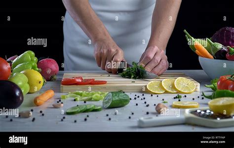 Chopping cutting fresh parsley Stock Photo - Alamy