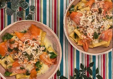 What visual cues reveal hidden, authentic food gems for real foodies?