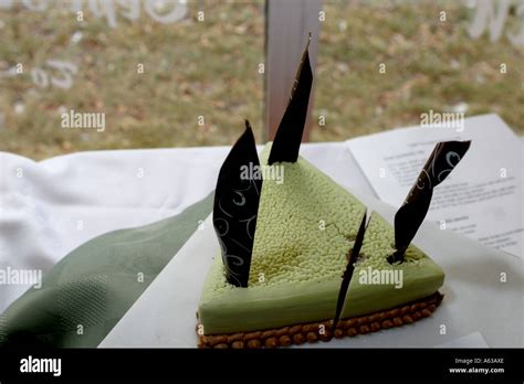 Artful cake hi-res stock photography and images - Alamy