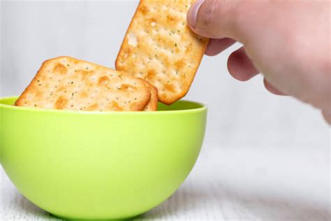 What quick garnishes make weeknight recipes visually pop on camera?