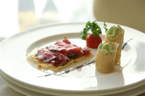 How to plate dishes for maximum visual appeal and fresh texture?