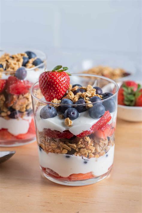Fruit &amp; Yogurt Parfaits {With Granola} - FeelGoodFoodie