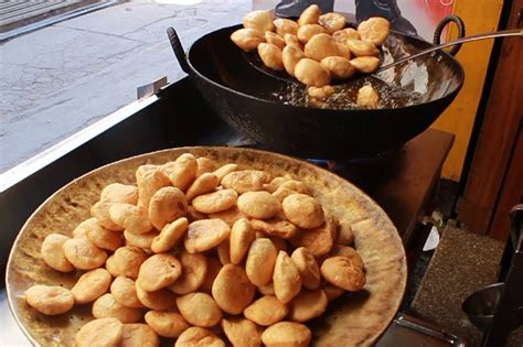 Your top visual tips for spotting authentic local food adventures?