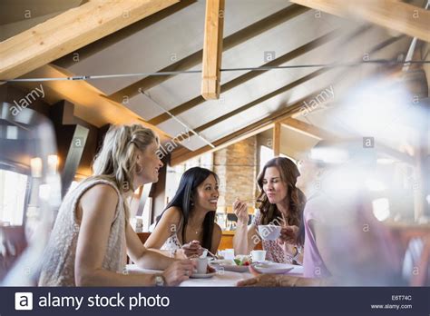 Women eating restaurant hi-res stock photography and images - Alamy