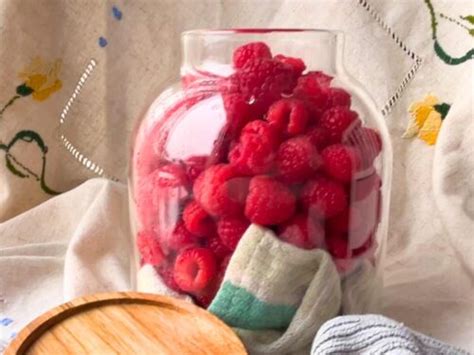 How to keep berries FRESH for weeks! - Flour and Filigree