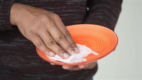 wiping plate with a tissue 48020183 Stock Video at Vecteezy