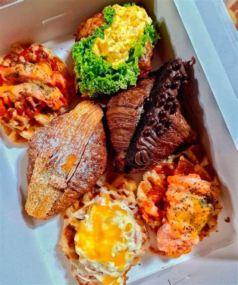 What visual cues reveal authentic local food hidden gems fast?