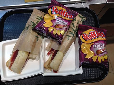 How to avoid tourist traps & find visually stunning authentic eats?