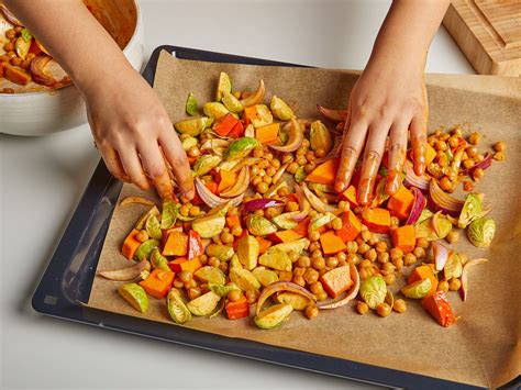 What visual cues signal ideal doneness for vibrant roasted vegetables?