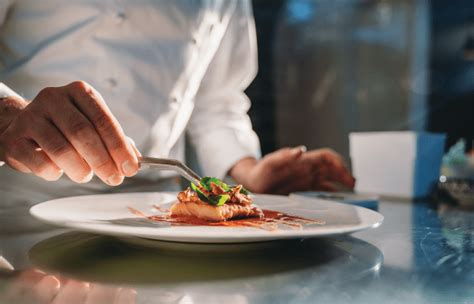 How do top foodies plate dishes for stunning visual feeds?