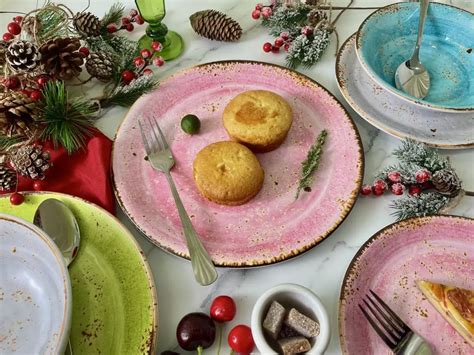 How does the color used in plating affect the presentation of food?