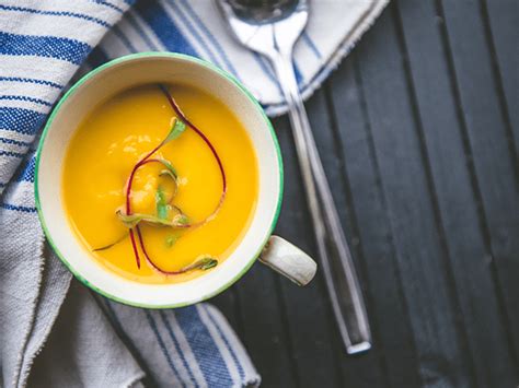 What simple plating hacks elevate everyday meals for stunning foodie visuals?