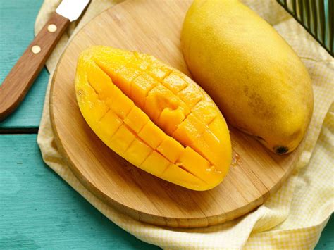 Ripe Mangoes On Trees Ripe Mangoes Naturally Sudh Desi