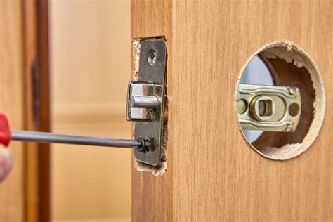 How to find authentic local eats for stunning foodie photos when traveling?