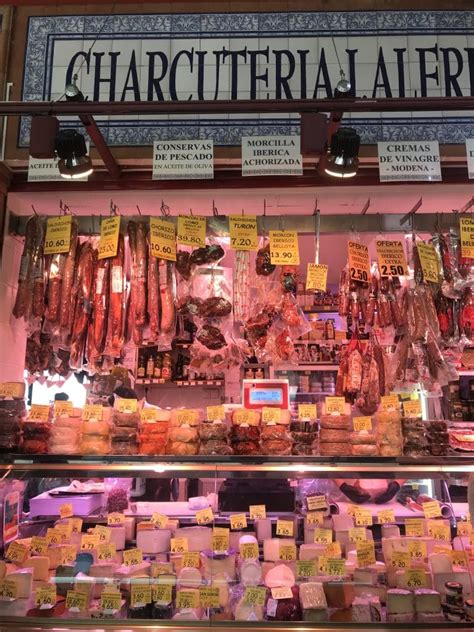 How to visually capture authentic local foodie finds on the go?