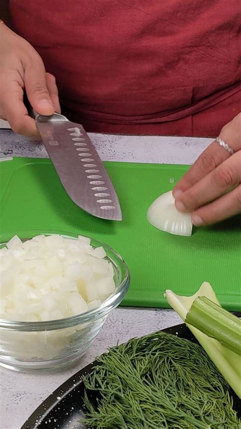 How to Dice Onions 🔪🧅 [Video] | Cooking, Cooking basics, Food videos ...