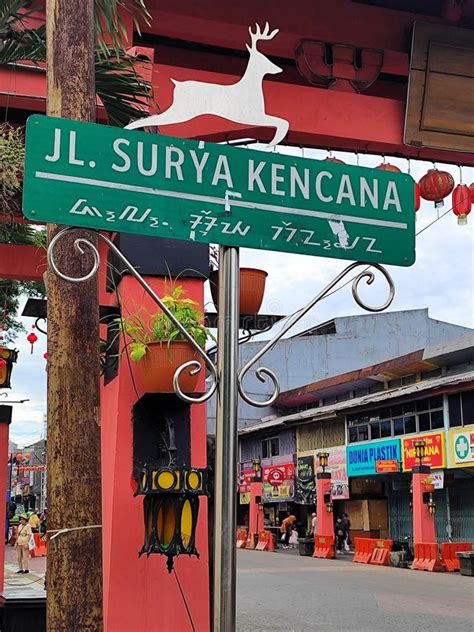 Visual foodie quest: How to spot authentic local street food stalls abroad?