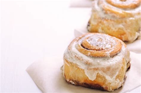 Premium Photo | Hot cinnamon buns with sugar cream icing