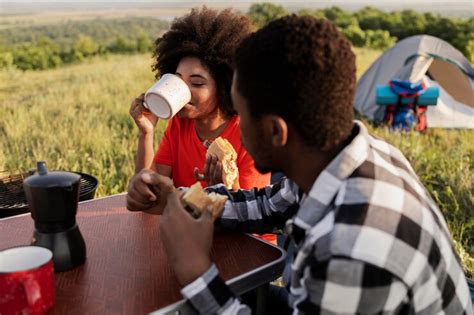 How do real foodies visually pinpoint authentic local eats and avoid tourist traps?