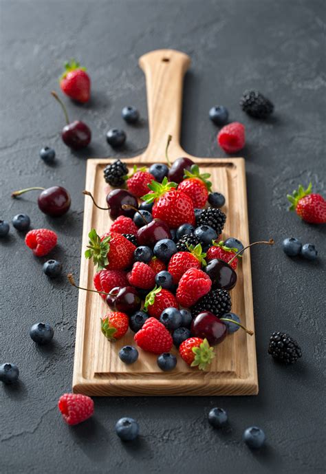 Food Photography Class - Berries on a wooden board | Visual Education