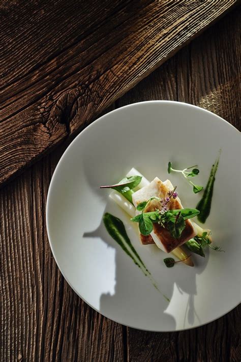 What plating tricks elevate simple recipes into photo-worthy dishes?
