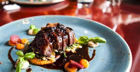 Discovering hidden culinary gems: What visual clues point to authentic spots?