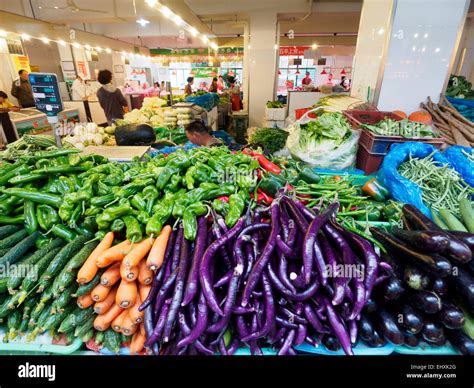 Stall various vegetables farmers market hi-res stock photography and ...