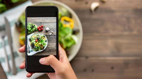 Looking at pictures of food repeatedly may help curb overeating