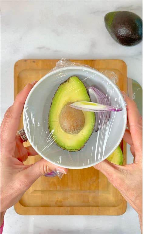 How to prevent avocado browning for picture-perfect guac & salads?