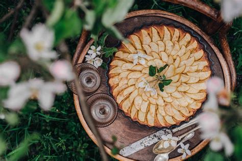 Food styling with flowers - Story on a plate