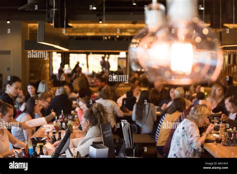 Busy restaurant hi-res stock photography and images - Alamy