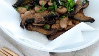 What are top foodie photo hacks for visually capturing authentic local dishes?