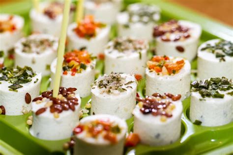 What simple plating tricks make home-cooked meals visually stunning for food feeds?