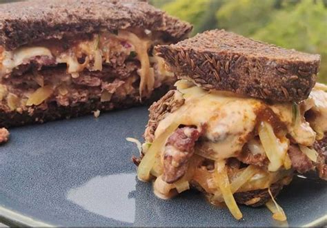 What visual cues do real foodies use to find hidden local culinary gems?