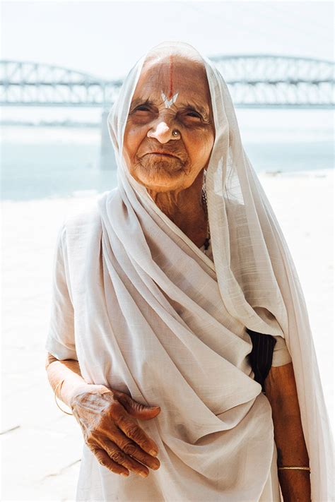 Beyond tourist traps: How do foodies visually discover authentic local eats?