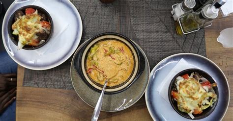 What visual clues help real foodies find authentic local eats on food adventures?