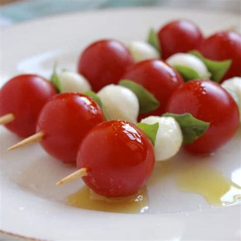 Caprese Skewers (Tomato, Basil and Mozzarella Appetizers) HOLD the ...