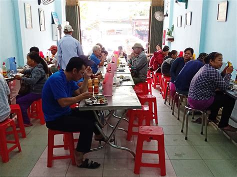 Locals eating - Volunteer Overseas with IVI