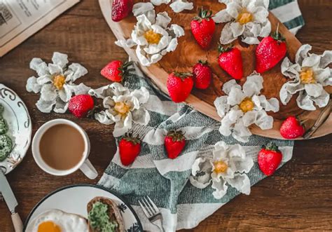 What plating techniques make vibrant dishes visually pop for feeds?